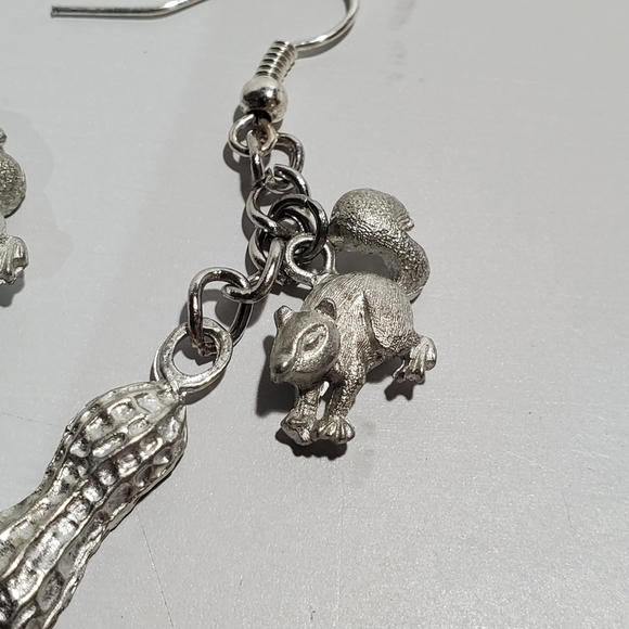 Squirrel and nut silver pewter dangle earrings - Picture 4 of 5